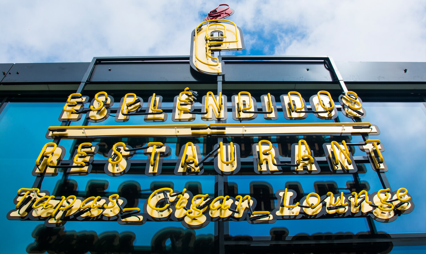 neon-restauracja-esplendidos-tapas-restaurant-neon-zolty-neon-na-scianie-restauracji-zewnatrz-neon-wysoko-neon-na-stelazu-neon-podswietlany-napisy-neonowe-litery-neonowe-gdynia-redłowo